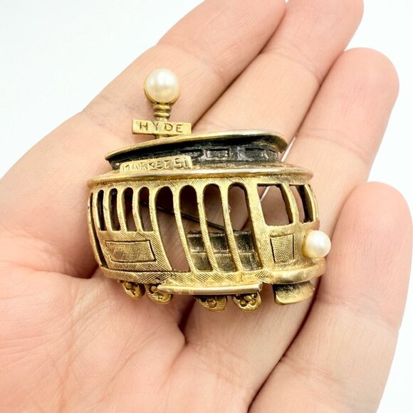 Vintage Tortolani Domed Hyde & Market street Trolley Brooch in Gold - Picture 1 of 8